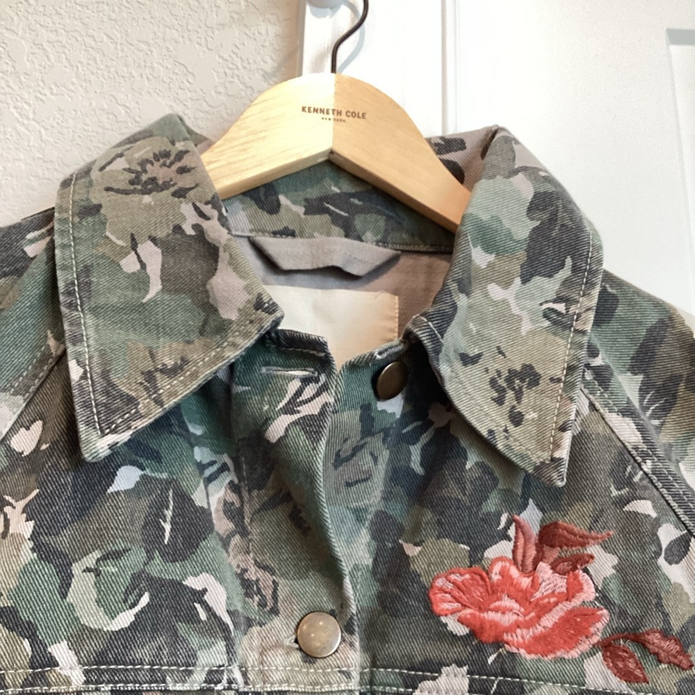 🌹Anthropologie Camouflage Denim Utility Jacket Pilcro New Floral Embroidered - Picture 7 of 15